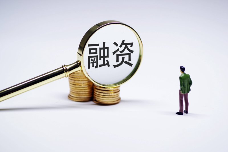 在当今经济环境下，如何选择投资项目成为了许多人关注的焦点。今天我们就来对比分析两种热门的投资方式——股票和房地产。